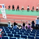 市民ら約８０人が参加した練習見学会＝県立三木総合防災公園陸上競技場