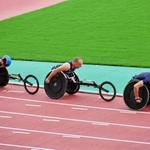 車いすでトラックを周回するフランス陸上競技チームの選手＝県立三木総合防災公園陸上競技場