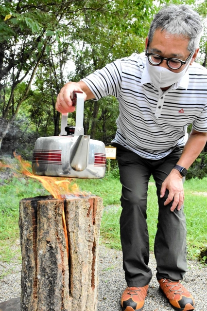 スウェーデントーチではやかんの水などを沸かすこともできる＝県立三木山森林公園