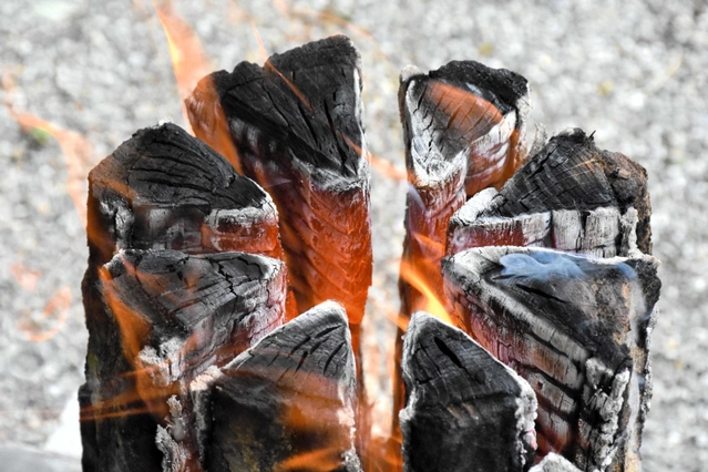 音を立てながら燃えるスウェーデントーチ。心を落ち着かせる魅力も＝県立三木山森林公園