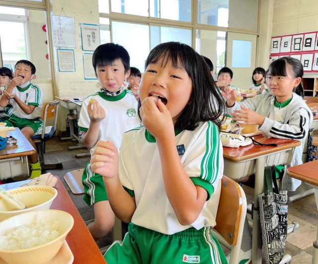 学校給食に出されたピオーネを味わう児童＝緑が丘東小（同校提供）
