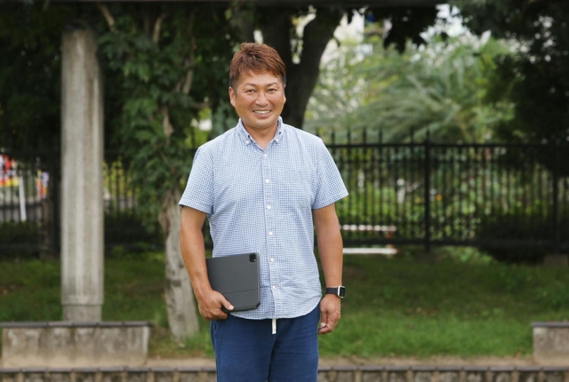 「空気がうまい。この土地が気に入ってます」。笑顔を見せる多田佳史さん＝加東市社