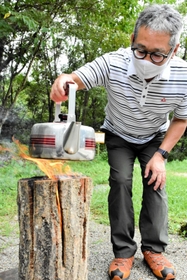 スウェーデントーチではやかんの水などを沸かすこともできる＝県立三木山森林公園