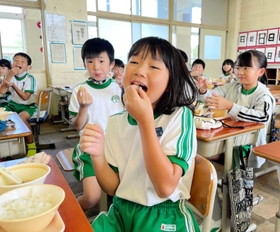 学校給食に出されたピオーネを味わう児童＝緑が丘東小（同校提供）