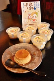 稲見酒造の酒かすと別所産の卵を使ったプリン＝三木市本町３