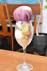 クレープとパフェを同時に楽しめる「ぶどうのクレープ包みパフェ」