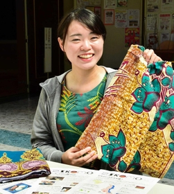 マラウイの布を手に現地での日々を振り返る横田美空さん＝三木市志染町青山３