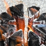 音を立てながら燃えるスウェーデントーチ。心を落ち着かせる魅力も＝県立三木山森林公園