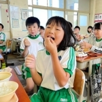 学校給食に出されたピオーネを味わう児童＝緑が丘東小（同校提供）