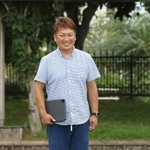 「空気がうまい。この土地が気に入ってます」。笑顔を見せる多田佳史さん＝加東市社