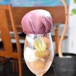クレープとパフェを同時に楽しめる「ぶどうのクレープ包みパフェ」