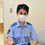 特殊詐欺対策について語る三木署の内藤智広生活安全課長＝同署