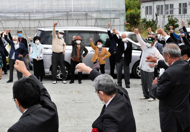 声掛けに合わせ、拳を突き上げる支援者ら＝１９日午後、神戸市西区