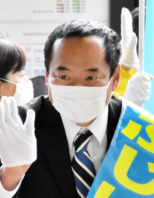 街頭での呼び掛けで無党派層らへの支持拡大を図った藤井比早之氏＝神戸市西区