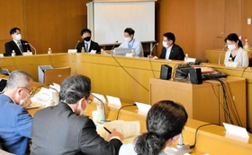 ２０２０年度の実績を確認して意見する委員ら＝三木市役所