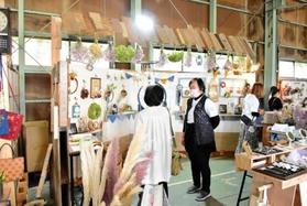 手作りブースに並んだ商品を求めて多くの人が来場した「キタハリマルシェ」＝三木市福井３