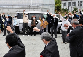 声掛けに合わせ、拳を突き上げる支援者ら＝１９日午後、神戸市西区