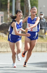 女子・三木の３区藤田心音選手（左）にリレーする２区田丸樹選手＝西脇市総合市民センター（撮影・笠原次郎）