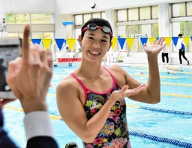 笑顔で記念撮影に応じる小西選手＝三木山総合公園屋内プール
