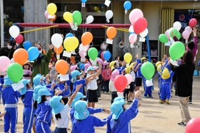 飛ばした風船を見上げる子どもたち＝三木市加佐