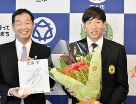 仲田一彦市長（左）を表敬した翁田大勢投手＝三木市役所