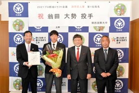 仲田一彦市長を表敬した翁田大勢投手（左から２番目）＝三木市役所