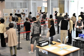 列をつくって期日前投票を待つ有権者＝西脇市下戸田、市民交流施設「オリナス」