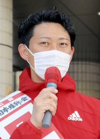「地方から国政を変える」などと演説する赤木正幸氏＝神戸市西区