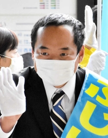 街頭での呼び掛けで無党派層らへの支持拡大を図った藤井比早之氏＝神戸市西区