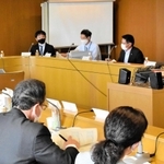 ２０２０年度の実績を確認して意見する委員ら＝三木市役所