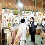 手作りブースに並んだ商品を求めて多くの人が来場した「キタハリマルシェ」＝三木市福井３