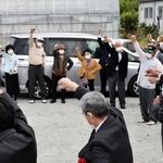 声掛けに合わせ、拳を突き上げる支援者ら＝１９日午後、神戸市西区