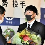 仲田一彦市長（左）から花束を贈られる翁田大勢投手＝三木市役所