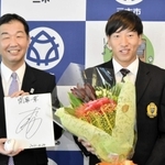 仲田一彦市長（左）を表敬した翁田大勢投手＝三木市役所