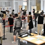 列をつくって期日前投票を待つ有権者＝西脇市下戸田、市民交流施設「オリナス」