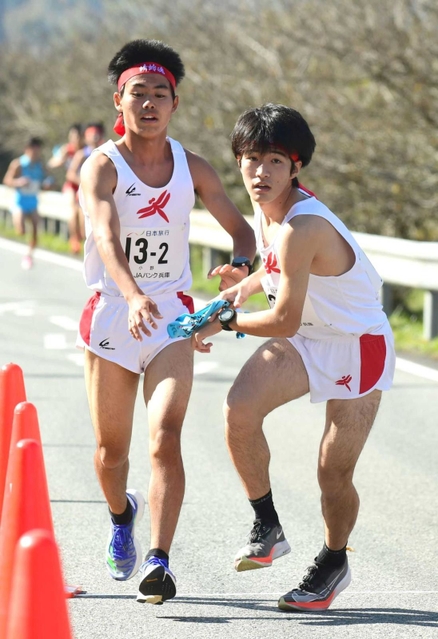 男子・小野の２区八代醍茂々将選手（左）からたすきを受け取る３区吉元悠人選手＝丹波篠山市内（撮影・坂井萌香）