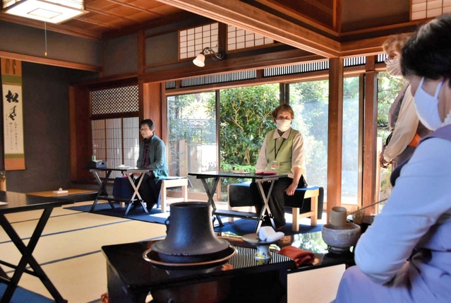 旧小河家別邸で始まった茶会＝三木市本町３