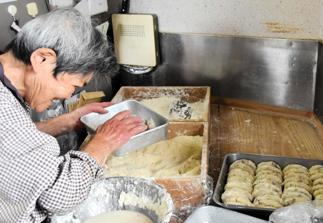 閉店の日もいつも通りコロッケを作ったみよ子さん＝三木市福井２