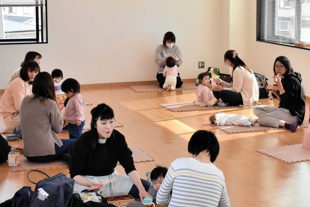 ゆったりとした雰囲気で食事を楽しむ参加者ら＝三木市加佐