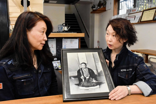 写真を手に曽祖父について語る基陽の藤田尊子社長（左）と山下典子常務の姉妹＝三木市別所町小林