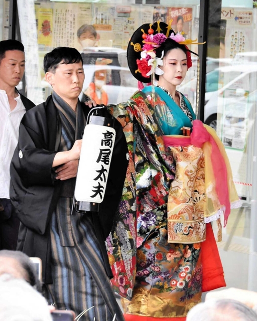 会場から熱視線を集めた花魁道中＝市立中央図書館