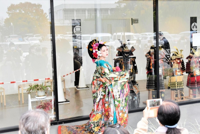 会場の視線をくぎ付けにしたあでやかな花魁道中＝三木市福井、市立中央図書館