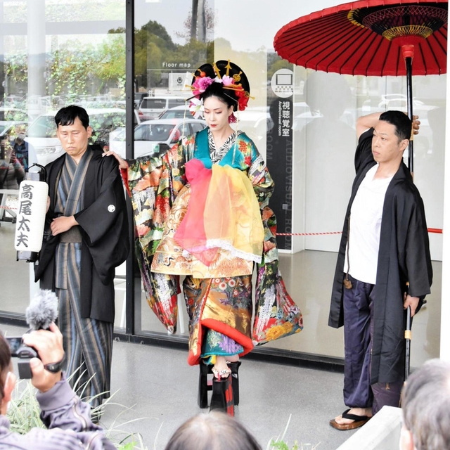 会場の視線をくぎ付けにしたあでやかな花魁道中＝三木市福井、市立中央図書館