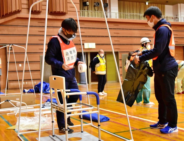 仮設トイレを設営する関西国際大の学生ら＝三木市、吉川総合公園