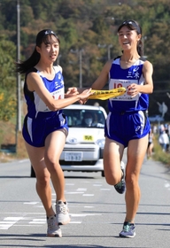 女子・三木の３区楠望咲選手（右）からたすきを受け取る４区高野真歩選手（撮影・吉田敦史）