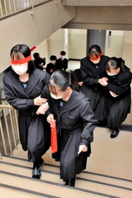 介助役と視覚障害者役に分かれ、歩行体験をする生徒ら＝三木北高校