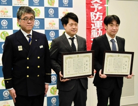 感謝状を受け取った小西翔太さん（中央）、上垣敬さん（右）。左は林一成消防長＝三木市消防本部