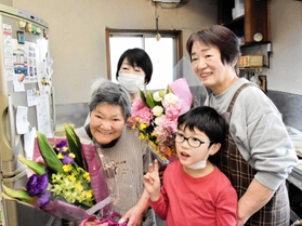 ６５年間コロッケ店の調理場に立ち続け、娘の弘子さん（後列右）や、ひ孫らと記念写真に納まる藤井みよ子さん（前列左）＝三木市福井２