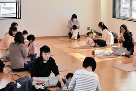 ゆったりとした雰囲気で食事を楽しむ参加者ら＝三木市加佐