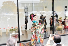 会場の視線をくぎ付けにしたあでやかな花魁道中＝三木市福井、市立中央図書館